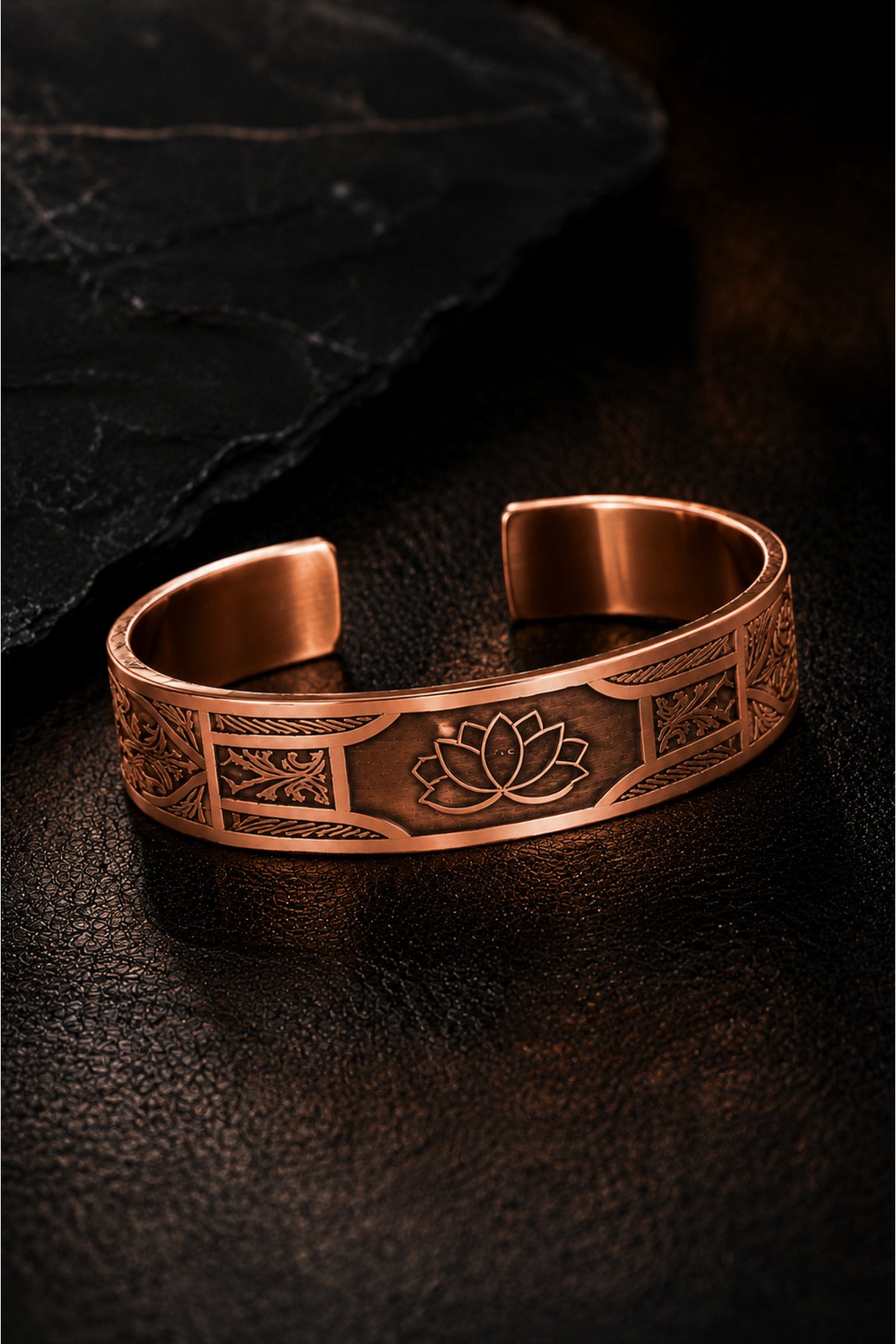 Lotus Yaşam Çiçeği İşlemeli Bakır Bileklik Otantik El İşçiliği Ayarlanabilir Unisex Tasarım